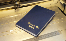 Egyedi határidőnapló logóval vagy emblémával