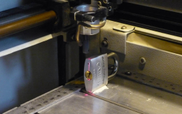 Egyedi lakat születésnapra több oldalon gravírozva