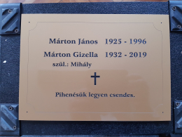 Gravírozott sírfelirat időjárásálló anyagból 