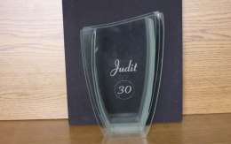 Üvegplakett névvel