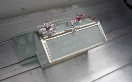 Üvegszelence egyedi feliratokkal